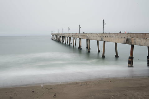 gris, muelle, blanco, nubes, hormigón, puente, Oceano, mar, agua, naturaleza, paisaje, pollo, puente - estructura hecha por el hombre, conexión, día, río, al aire libre, nadie, estructura construida, cielo, arquitectura, paisajes - naturaleza, playa, tierra, belleza en la naturaleza, tranquilidad, niebla, escena tranquila, escena no urbana, columna arquitectonica, enviar, poste de madera, 5K
