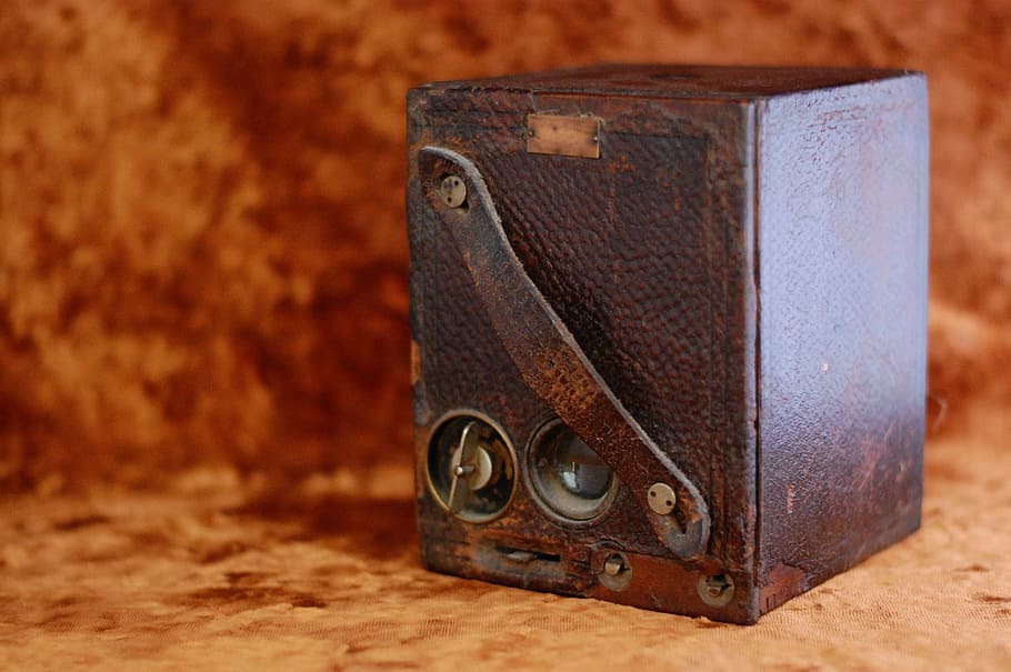 càmera de fotos, càmera antiga, càmera, vell, foto de la càmera, retro, col·leccionista, antiguitats, càmeres antigues, cap gent, primer pla, material de fusta, centrar-se en primer pla, metall, antiguitat, sol objecte, tecnologia, rovellat, estil retro, a l'interior, natura morta, obsoleta, marró, equipament, taula, el passat, història, cuir, 2K