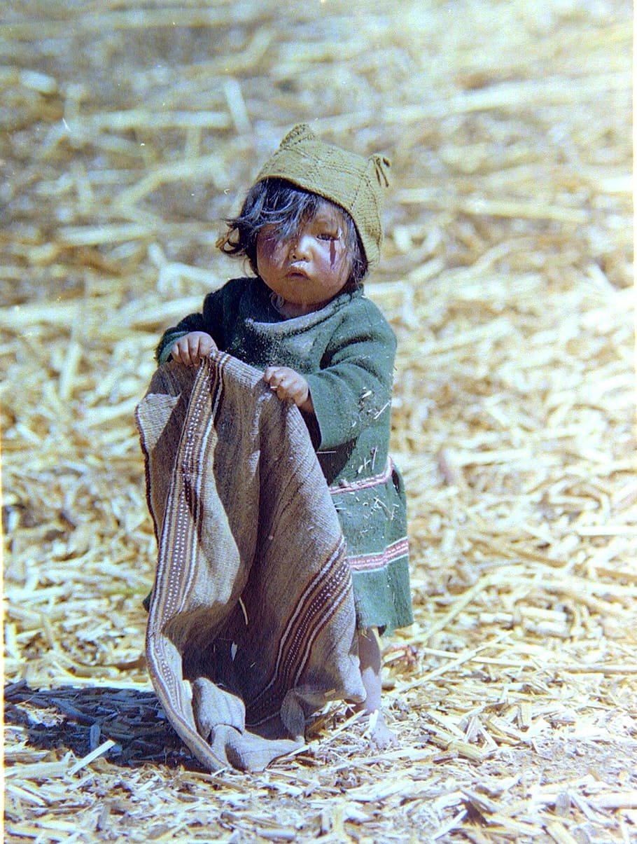 indígenes, peruà, nen, titicaca, flotant, illa, tristesa, dia, una persona, infància, naturalesa, terra, persones reals, longitud completa, a l'aire lliure, joguina, vista frontal, mascles, jove, roba, nadó, representació, homes, 1080P