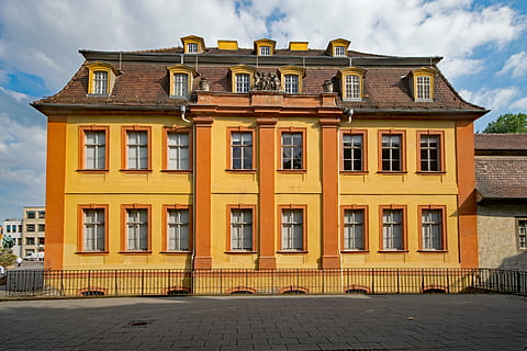 weimar, thuringia germany, Germania, oras vechi, clădire veche, locuri de interes, cultură, artă, clădire, istorie, arhitectură, exteriorul clădirii, construită, nor - cer, fereastră, cer, oraș, natură, galben, zi, nici o persoana, stradă, zonă rezidențială, în aer liber, casă, faţadă, unul langa altul, culoare portocalie, vedere unghiulară joasă, casa de rând, apartament, 5K, CC0, domeniu public, fără drepturi de autor