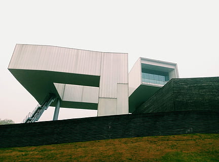 edificio, estructura, material, arquitectura, moderno, exterior del edificio, estructura construida, al aire libre, día, cielo, nadie, naturaleza, cielo limpio, vista de ángulo bajo, planta, ciudad, copia espacio, hierba, destinos de viaje, edificio de oficinas exterior, color verde, oficina, 4K, CC0, dominio público, libre de derechos