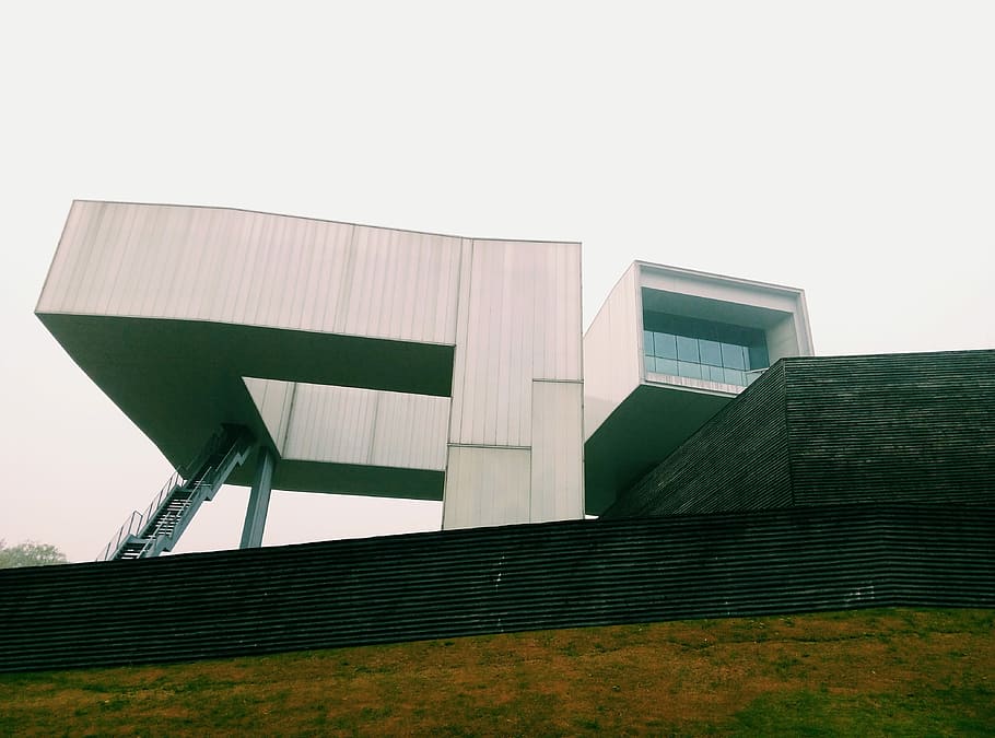edificio, estructura, material, arquitectura, moderno, exterior del edificio, estructura construida, al aire libre, día, cielo, nadie, naturaleza, cielo limpio, vista de ángulo bajo, planta, ciudad, copia espacio, hierba, destinos de viaje, edificio de oficinas exterior, color verde, oficina, 4K