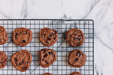 avvicinamento, foto, biscotti al cioccolato, biscotti, grigio, vassoio, biscotto, cibo, dolce, cibo dolce, spuntino, al forno, buongustaio, cottura al forno, fatti in casa, cioccolato, stracciatella, mangiare malsano, rack di raffreddamento, cibo e bevande, griglia metallica, nessuno, indulgenza, freschezza, griglia, in casa, direttamente sopra, Marrone, grattugiare, metallo, girato in studio, vista dall'alto, cibo essiccato, tentazione, articolo da forno, teglia, prima colazione, cibo di comodità, 5K, CC0, dominio pubblico, privo di copyright