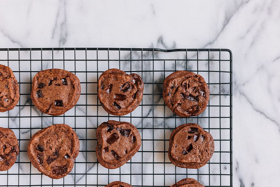primer pla, foto, galetes amb trossets de xocolata, cookies, gris, safata, cookie, menjar, postres, menjar dolç, berenar, al forn, gourmet, cocció, casolà, xocolata, Pipetes de xocolata, menjar poc saludable, rack de refrigeració, menjar i beguda, reixa metàl·lica, cap gent, indulgència, frescor, quadrícula, a l'interior, directament a sobre, marró, graella, metall, tir de l'estudi, vista d’angle alt, dolç, aliments secs, temptació, element de pastisseria al forn, xemeneia, esmorzar, menjar còmode, 5K