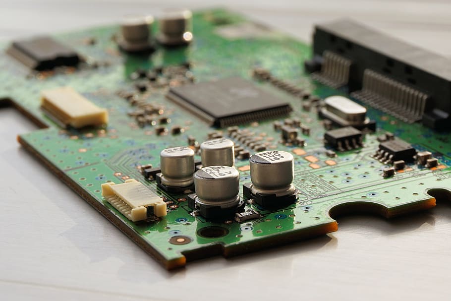 grüne Platine, Tafel, Leiterplatte, Computer, Elektronik, Lötstelle, Technologie, Schaltungen, Spur, Elektrotechnik, Information, Daten, Datenverarbeitung, Computerwissenschaften, Hauptplatine, Linie, Digital, Hardware-, Mikroprozessor, Chip, Riser Board, es, Nahansicht, Computerteil, Elektronik-Industrie, Ausrüstung, Makro, Industrie, keine Leute, drinnen, Computerchip, Verbindung, Fokus auf den Vordergrund, Komplexität, High Angle View, Computerausrüstung, grüne Farbe, Studioaufnahme, große gruppe von gegenständen, selektiver Fokus, elektrische Komponente, elektrische Ausrüstung, 4K