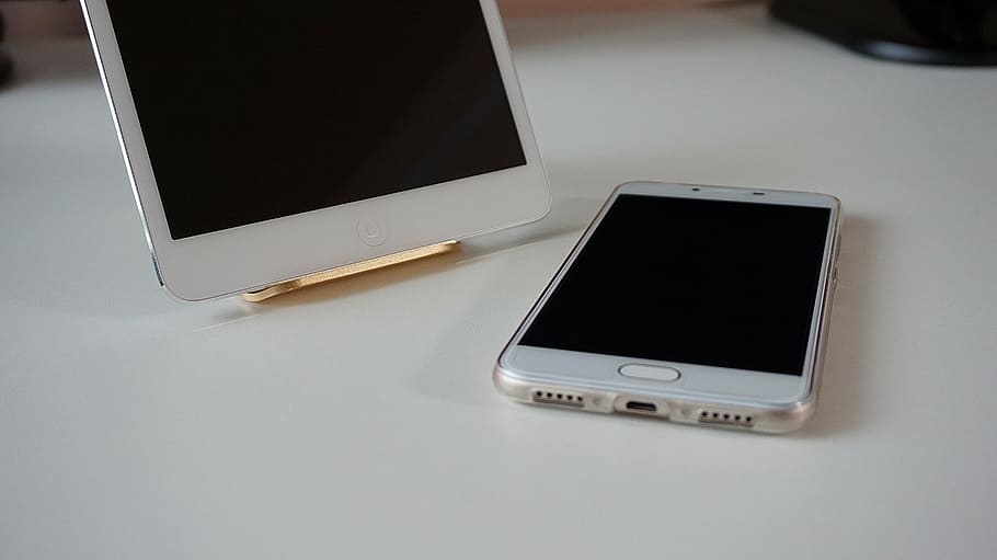 smartphone, tablet, touch screen, ipad, smart telefon, teknologi, mobiltelefon, telefon, meddelelse, moderne, trådløs teknologi, forretning, mobilitet, computer, internet, udstyr, forbindelse, bærbar, bærbar informationsenhed, ingen mennesker, indendørs, bærbarhed, computerudstyr, kopiere plads, tæt på, computerskærm, skærm, flydende krystal display, elektrisk udstyr, 5K