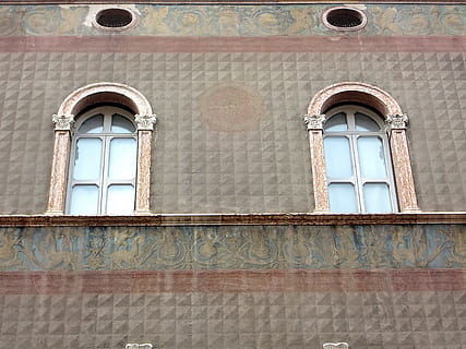 vindue, gammel, gammelt vindue, facade, historisk, forvitret, træ, glas, slå op, bygning, trævinduer, gammel by, vinduesrammer, åben, vinduesdekorationer, blomsterkasse, arkitektur, bygget struktur, bygning udvendig, lav vinkel visning, dag, ingen mennesker, bue, væg, murbygningsfunktion, glas - materiale, udendørs, historie, fortiden, mønster, sted for tilbedelse, religion, vægmaleri, 4K, CC0, offentligt domæne, royaltyfrie