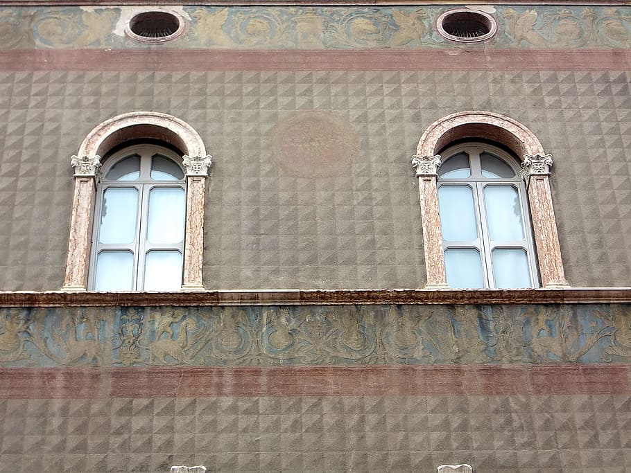 vindue, gammel, gammelt vindue, facade, historisk, forvitret, træ, glas, slå op, bygning, trævinduer, gammel by, vinduesrammer, åben, vinduesdekorationer, blomsterkasse, arkitektur, bygget struktur, bygning udvendig, lav vinkel visning, dag, ingen mennesker, bue, væg, murbygningsfunktion, glas - materiale, udendørs, historie, fortiden, mønster, sted for tilbedelse, religion, vægmaleri, 4K