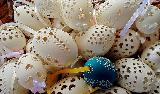 Ostern, Ostereier, durchbrochen, Essen, das Farbband, keine Leute, Nahansicht, Lebensmittel, Ei, weiße Farbe, Vollbild, Hintergründe, drinnen, Essen und Trinken, Muster, Stillleben, große gruppe von gegenständen, Feier, Osterei, Fülle, Urlaub, Frische, High Angle View, Versuchung, Blumenmuster, lila, 2K, CC0, gemeinfrei, lizenzfrei