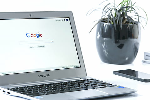 ordinateur, afficher, Google, l'Internet, clavier, portable, téléphone portable, plante en pot, samsung, écran, téléphone intelligent, La technologie, la communication, Technologie sans fil, lien, réseau informatique, équipement informatique, table, moniteur d'ordinateur, affaires, à l'intérieur, bureau, meubles, personne, clavier d'ordinateur, plante, ordinateur de bureau, blanc, surfer sur le net, couleur argentée, 5K, CC0, domaine public, libre de droits