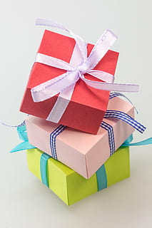 Drei farblich sortierte Kartons, Pakete, Geschenk, gemacht, Schleife, Paketschleife, Weihnachten, Weihnachtsdekoration, geben, Advent, verpackt, Geschenkverpackung, Überraschung, Geschenke, Muttertag, Kindergeburtstag, Geburtstag, Dekoration, Freude, bunt, Farbe, Kasten - Behälter, Feier, Band, Bogen, Jahrestag, Band - Nähartikel, Studioaufnahme, Stillleben, gebundener Bogen, Box, Weihnachtsgeschenk, weißer Hintergrund, drinnen, Container, Geschenkbox, mehrfarbig, Stapel, Papier-, eingewickelt, keine Leute, Geschenkpapier, 4K, CC0, gemeinfrei, lizenzfrei