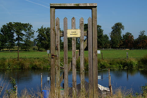 porta, sicurezza, ingresso, intervallo di input, natura, pianta, testo, albero, acqua, comunicazione, cartello, sceneggiatura occidentale, cielo, nessuno, giorno, lago, riflessione, erba, informazione, segno di informazione, colore verde, la tranquillità, scena non urbana, all'aperto, 5K, CC0, dominio pubblico, privo di copyright