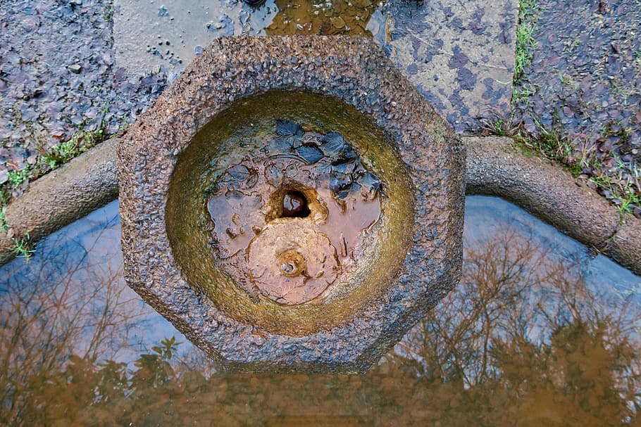aigua, pierre, geometria, cap gent, planta, dia, arbre, naturalesa, primer pla, a l'aire lliure, vell, vista d’angle baix, forma, sòlid, metall, art i artesania, reflexió, creativitat, representació, arquitectura, artesania, 5K