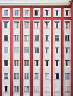 hvid, rød, beton, bygning, condo enheder, facade, vindue, mønster, arkitektur, boliger, bygning udvendig, bygget struktur, lejlighed, urban scene, by, udendørs, ingen mennesker, arkitektur og bygninger, moderne, boligbyggeri, hus, fuld ramme, boligområde, baggrunde, side om side, dag, gentagelse, natur, rækkehus, Boligudvikling, 4K, CC0, offentligt domæne, royaltyfrie