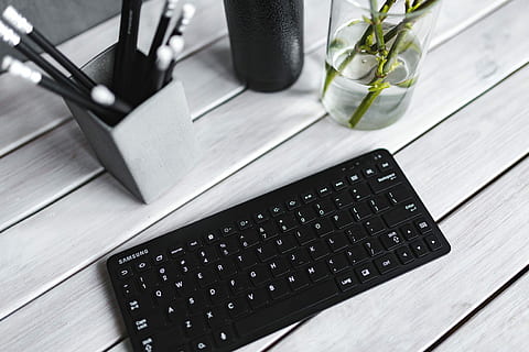 negro, teclado, lapices, blanco, mesa, botella, planta, escritorio, computadora, oficina, material de madera, negocio, tecnología, ordenador portátil, nadie, adentro, equipo, tecnología inalámbrica, vista de alto ángulo, comunicación, conexión, equipo de computadora, naturaleza, de cerca, dispositivo de información portátil, comida y bebida, naturaleza muerta, llave de computadora, 4K