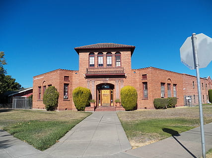 edifici, maó, brownstone, arquitectura, pedra, construcció, estructura construïda, exterior de l'edifici, herba, cel, planta, blau, façana, entrada, naturalesa, cel clar, cap gent, sendera, el passat, història, a l'aire lliure, servei, còpia espai, arbre, govern, luxe, 4K, CC0, domini públic, lliure de regalies