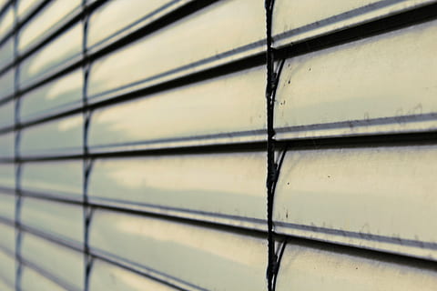 geschlossen, Fenster, blind, Nahaufnahmen, tagsüber, Jalousie, Rollladen, Verschluss, Spalt, Industrie, Zuhause, Gebäude, die Architektur, Muster, Hintergründe, Glas - Material, abstrakt, Vollbild, keine Leute, Nahansicht, Metall, gebaute Struktur, Tag, in einer Reihe, texturiert, draußen, Gelb, Geometrische Figur, Wandbau - Funktion, Gebäudehülle, Wiederholung, 4K, CC0, gemeinfrei, lizenzfrei
