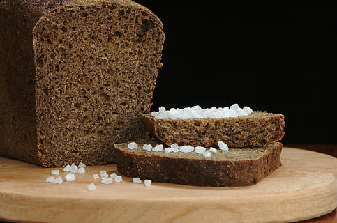 salt, brød, rug, sort, skive, mad, ernæring, hjem, lækker, indsætte produkter, skærebræt, frisk, udskæring, bord, rugbrød, mad og drikke, friskhed, sødt mad, studio skud, kage, indendørs, sød, fristelse, Brun, overbærenhed, træ - materiale, ingen mennesker, stilleben, dessert, bagt, sund kost, velvære, tæt på, sort baggrund, 2K, CC0, offentligt domæne, royaltyfrie