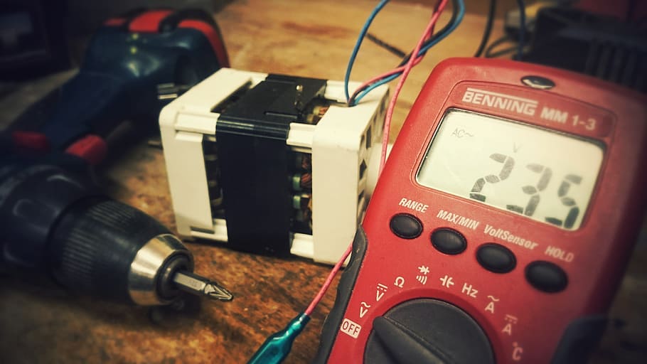 cerca de la foto, rojo, benning mm 1-3 multímetro, 235, eléctrico, componente, corriente, digital, monitor, electrónico, equipo, impedancia, industrial, industria, instrumento, amperio, medida, medición, multimetro, lcd, exactitud, calibración, electricista, electricidad, metro, ohm, poder, profesional, resistencia, la seguridad, destornilladores, precisión, tecnología, temas de fotografia, de cerca, camara - equipo fotografico, comunicación, número, nadie, equipo fotográfico, nostalgia, cámara, adentro, estilo retro, cámara digital, texto, antiguo, enfoque selectivo, centrarse en primer plano, 4K