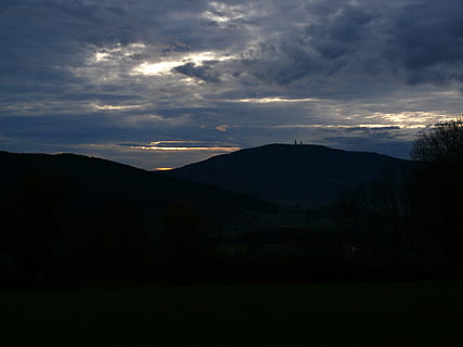 arc, alt, núvols, crepuscle, dramàtica, proa alta, vespre, paisatge, muntanyes, Sol ponent, núvol - cel, naturalesa, escenics, silueta, cel, posta de sol, muntanya, escenics - natura, bellesa a la natura, escena tranquil·la, tranquil·litat, Serra, cap gent, medi ambient, idíl·lic, a l'aire lliure, escena no urbana, arbre, terra, planta, 2K, CC0, domini públic, lliure de regalies