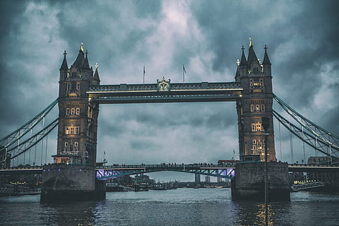 amplio, ángulo de disparo, oscuridad, gris, día, gran angular, Disparo, puente de la Torre, Londres, día gris, urbano, puente, río Támesis, Londres, Inglaterra, Inglaterra, Reino Unido, lugar famoso, puente - estructura hecha por el hombre, río, arquitectura, cultura inglesa, cultura británica, punto de referencia internacional, ciudades capitales, destinos de viaje, puente levadizo, ciudad, escena urbana, historia, torre, turismo, estructura construida, hito nacional, conexión, nube - cielo, puente colgante, cielo, agua, transporte, naturaleza, frente al mar, Ingenieria, viaje, exterior del edificio, al aire libre, 4K, CC0, dominio público, libre de derechos