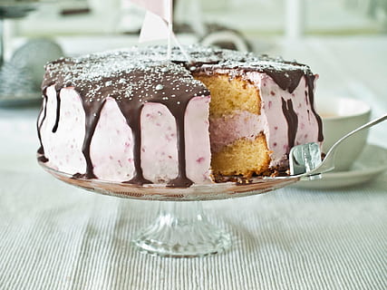 volta, branco, preto-gelo, coberto, bolo, chefe de pastelaria, doce, framboesa, mascarpone, creme, pastelaria doce, assar, padaria, calorias, festa de café, festa do Chá, Comida, cozido, enfeite, sobremesa, delicioso, padeiro, tratar, arte de pastelaria, chocolate, decorado, ninguém, mesa, comida e bebida, dentro de casa, focar em primeiro plano, dia, fechar-se, temperatura fria, frescura, comida doce, indulgência, pronto para comer, tentação, alimentação pouco saudável, ainda vida, placa, bolo de chocolate, 1080P, CC0, domínio público, royalty free