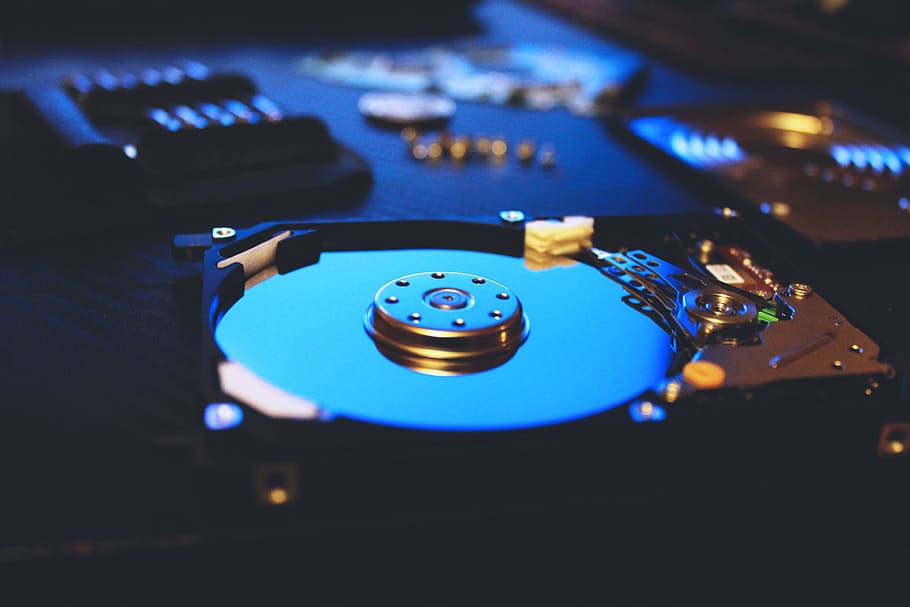komputer, keras, disk drive, merapatkan, hard disk drive, teknologi, data, perangkat keras, bagian komputer, disk, pc, industri elektronik, peralatan, makro, media informasi, biru, musik, diterangi, budaya seni dan hiburan, dalam ruangan, perangkat komputer, merekam, tampilan sudut tinggi, tidak ada orang, koneksi, peralatan rekaman suara, malam, dunia malam, peralatan audio, fokus selektif, peralatan listrik, percampuran, 2K