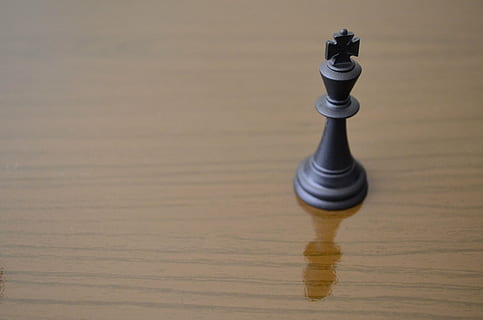 siyah, satranç kral parçası, kral, satranç, oyun, zeka, muhakeme, hareket, strateji, Şah Mat, şeyh, yazı tahtası, ilerlemek, kazanmak, ahşap malzeme, insansız, içeriye, kapatmak, gün, masa oyunu, eğlence oyunları, tablo, Satranç taşı, natürmort, kopya alanı, tek nesne, yansıma, yüksek açılı görünüş, siyah renk, iki nesne, gölge, gevşeme, kral - satranç taşını, ahşap tahıl, süslü, kraliçe - satranç taşını, 2K, CC0, kamu malı, telif ücretsiz