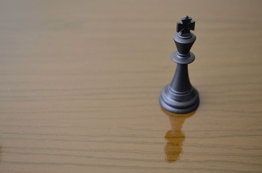 negre, peça del rei dels escacs, rei, escacs, joc, intel·ligència, raonament, moure, estratègia, escac mat, Sheikh, jugar, pissarra, avançar, guanyar, material de fusta, cap gent, a l'interior, primer pla, dia, joc de taula, jocs d’oci, taula, Una peça d'escacs, natura morta, còpia espai, sol objecte, reflexió, vista d’angle alt, color negre, dos objectes, ombra, relaxació, rei - escacs, gra de fusta, ornamentat, reina - peça d 'escacs, 2K
