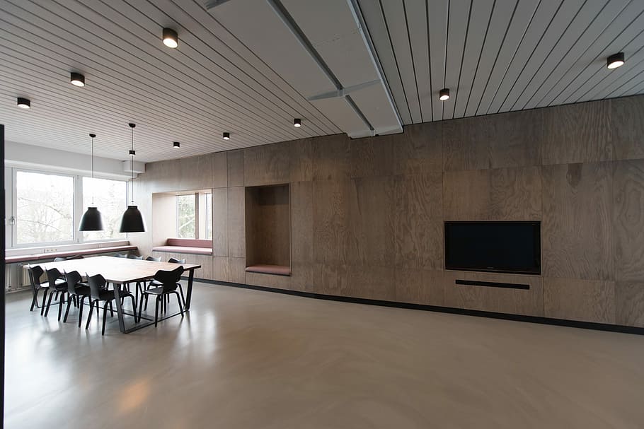 marró, fusta, taula, cadires, clar, finestra de vidre, buit, al costat, sala d'estar, interior, habitació, àrea comuna, televisió, oficina, interieur, arquitectura, diumenge digital, a l'interior, negocis, equips d’il·luminació, edifici, seient, mobles, sostre, cap gent, sòls, interior de casa, estructura construïda, habitació domèstica, absència, modern, negoci corporatiu, cadira, luxe, 1080P
