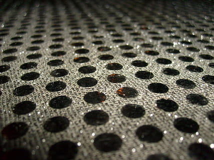 patroon, dots, gaten, cirkels, metaal, perspectief, rijen, structuur, gat, achtergronden, volledig kader, selectieve aandacht, getextureerde, detailopname, vorm, cirkel, geen mensen, geometrische vorm, ontwerp, in een rij, binnenshuis, herhaling, plaat metaal, gevlekt, extreem dichtbij, legering, staal, zilverkleurig, 1080P, CC0, publiek domein, royaltyvrij