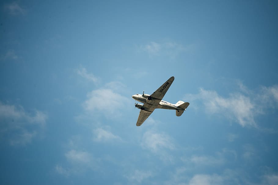 sobrevolar, blanc, avió, a l'aire lliure, cel, núvol, ales, volar, aire, saeed lajami, a l’aire, motor de reacció, Melbourne, núvol - cel, vista d’angle baix, vehicle aeri, volant, transport, a l'aire, naturalesa, cap gent, manera de transport, dia, en moviment, moviment, blau, militar, espectacle aeri, transport públic, viatjar, indústria aeroespacial, 5K