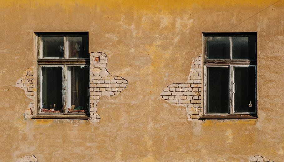 foto de primer pla, dos, panells de vidre, marró, fusta, emmarcat, finestra de vidre, paret, finestra, guix, groc, vidre, exterior de l'edifici, arquitectura, estructura construïda, funció de construcció de parets, edifici, barri residencial, cap gent, vell, dia, a l'aire lliure, casa, fons, resistent, marc complet, història, el passat, ciutat, porta, 5K