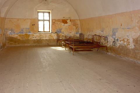 obóz koncentracyjny, łóżka, akademik, rdza, stary, theresienstadt, zdarta, zardzewiały, przedawniony, wewnątrz, brudny, opuszczony, architektura i budynki, architektura, żadnych ludzi, funkcja budowy ścian, zbudowana struktura, pusty, zniszczony, uszkodzony, okno, siedzenie, budynek, posadzka, wnętrze domu, pokój domowy, historia, brak, meble, brud, dzień, antyczny, zrujnowany, kurz, 2K, CC0, domena publiczna, darmowe zdjęcia
