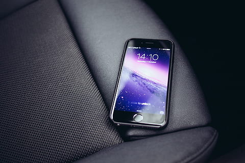 sort, iphone 7, læder tekstil, tur, telefon, apparat, tablet, mobil, mobiltelefoner, teknologi, i telefonen, smartphone, smart, internet, smart telefon, forretning, meddelelse, arbejdstelefon, computer, mobiltelefon, digital, person på telefon, medier, computerteknologi, bærbar, trådløs, Skærm, netværk, web, design, kontor, ved brug af, mennesker, røre ved, moderne, mobil enhed, kontor telefon, trådløs teknologi, forbindelse, bærbar informationsenhed, tæt på, køretøj interiør, bil interiør, bil, computer netværk, global kommunikation, tekst, transportmidler, motor køretøj, bærbarhed, mobil app, sort baggrund, 4K, CC0, offentligt domæne, royaltyfrie