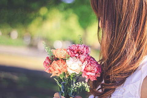 mujer, naturaleza, al aire libre, ramo de flores, hembras, gente, flor, una persona, belleza, etnia caucásica, adulto, adulto joven, verano, hermoso, participación, estilos de vida, día, amor, planta floreciendo, planta, arreglo floral, belleza en la naturaleza, peinado, centrarse en primer plano, pelo, pelo largo, Rosa, Pelo castaño, flor rosa, frescura, cabeza de flor, racimo de flores, 1080P, CC0, dominio público, libre de derechos