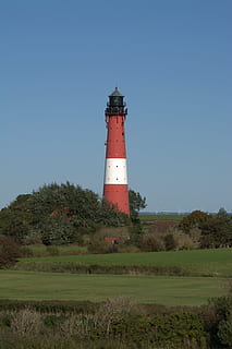 phare, phare de pellwormer, vue, rouge blanc, paysage, île, pellicule, Nordfriesland, bâtiment, la tour, orientation, architecture, structure construite, ciel, extérieur du bâtiment, protection, Sécurité, plante, la nature, ciel clair, terre, arbre, direction, journée, personne, en plein air, 5K, CC0, domaine public, libre de droits