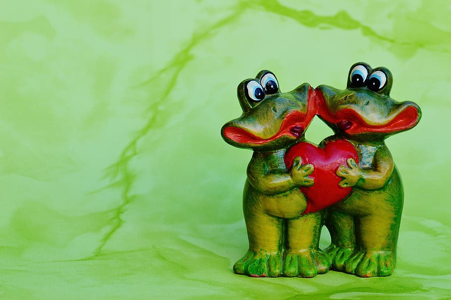 frøer, par, sjov, kærlighed, hjerte, frø, figur, dyr, sjovt, deco, nuttet, Valentins Dag, lykønskningskort, elskere, partner, dekorative, dyr repræsentation, kreativitet, repræsentation, Kunst og håndværk, ingen mennesker, grøn farve, tæt på, multi farvet, skulptur, trække på, indendørs, grøn baggrund, håndværk, stilleben, dyre temaer, rød, mad og drikke, 5K