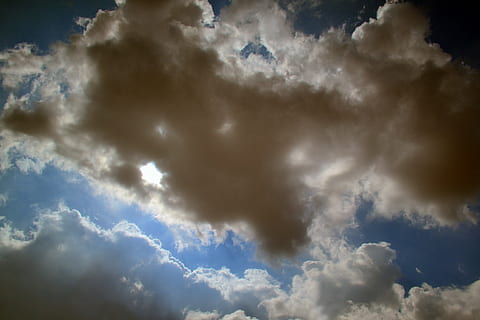 skyer, himmel, mirakel, mørk, mørke, mysterium, ansigt, øje, sky - himmel, cloudscape, miljø, dramatisk himmel, vind, overskyet, skønhed i naturen, atmosfære, natur, scenics - natur, storm, humørlig himmel, tordenvejr, baggrunde, blå, ingen mennesker, udendørs, regn, meteorologi, klima, magt i naturen, ildevarslende, 4K, CC0, offentligt domæne, royaltyfrie