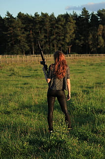 vrouw met ar-15, wapen, strijd, schieten, houden, vrouw, meisje, achterkant, uitzicht, haar-, lang, rood, manen van de leeuw, krijger, einde, Apocalypse, breitbeinig, hele lichaam, Bos, verdieping, weide, heup, ondersteunde, zien, leger, moderne tijden, metaal, glans, avondzon, zacht, licht, nieuwe, levensgrootte, fabriek, een persoon, veld-, gras, land-, echte mensen, staand, groene kleur, boom, natuur, vrijetijdsbesteding, levensstijlen, geweer, groei, dag, jonge volwassene, jonge vrouwen, buitenshuis, kapsel, jager, 5K, CC0, publiek domein, royaltyvrij