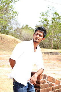 pose, jongen, zonlicht, licht, wit, droog, heet, hard, jong, sri lankaans, Sri Lanka, Mawanella, Ceylon, Polonnaruwa, een man alleen, alleen mannen, een persoon, alleen volwassenen, casual kleding, volwassen, echte mensen, jonge mannen, jonge volwassene, drie kwart lengte, staand, vooraanzicht, dag, focus op de voorgrond, vrijetijdsbesteding, natuur, levensstijlen, mannen, buitenshuis, boom, 1080P, CC0, publiek domein, royaltyvrij