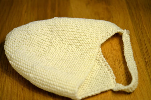 hat, uld, strikning, håndværk, strikke, hjemmelavet, nål, kasket, træ - materiale, ingen mennesker, indendørs, enkelt objekt, tæt på, tekstureret, tekstil, enkelhed, træ, studio skud, tøj, hvid farve, stilleben, gulve, menneskeskabt objekt, manden lavet, lempelse, mønster, gul, trækorn, tekstureret effekt, 4K, CC0, offentligt domæne, royaltyfrie