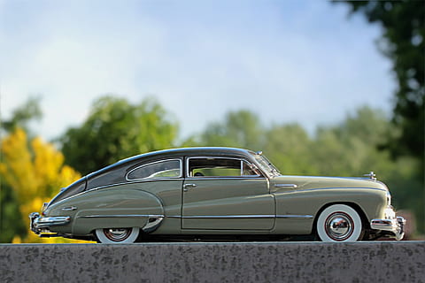 klassisch, braun, Limousine, Druckguss, Metall, Rahmen, Modell-, Auto, Oldtimer, Buick, Modellauto, Fotomontage, Transportmittel, Kraftfahrzeug, Transport, Landfahrzeug, Straße, Retro-Stil, Himmel, Tag, Natur, Baum, Fokus auf den Vordergrund, draußen, Fahren, Seitenansicht, Sportwagen, Pflanze, Reise, Luxus, Ausflug, Teenager, Rad, 1080P, CC0, gemeinfrei, lizenzfrei