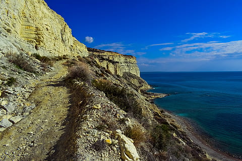 Camí, penya-segats, mar, paisatge, escènic, espectacular, aïllat, tranquil, calma, serenitat, horitzó, tarda, platja de zapalo, Xipre, rock - object, naturalesa, escenics, a l'aire lliure, núvol - cel, cel, aigua, rock, escenics - natura, bellesa a la natura, escena tranquil·la, sòlid, formació de roca, terra, blau, tranquil·litat, horitzó sobre l’aigua, penya-segat, escena no urbana, platja, dia, cap gent, formació, erosionat, litoral rocós, 5K, CC0, domini públic, lliure de regalies