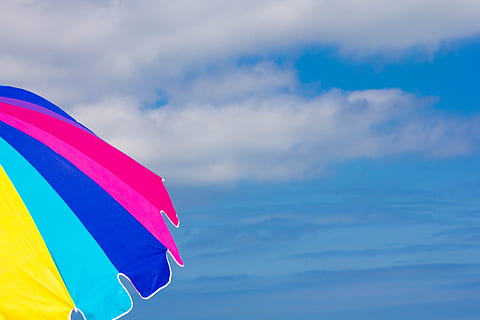 strand, paraplu, hemel, wolken, kleurrijk, multi gekleurd, blauw, wolk - lucht, natuur, levendige kleuren, geel, milieu, buitenshuis, vliegend, geen mensen, dag, enkel object, wind, beweging, kopie ruimte, gestreept, water, vlag, 5K, CC0, publiek domein, royaltyvrij