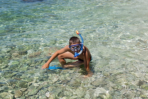 bambino, ragazzo, tuffo, maschera da sub, nuotare, immersione, maschera, acqua, mare, piscina, una persona, ritratto, ritratto di un bambino, spiaggia, lo snorkeling, vacanze, estate, boccaglio, nuoto, divertimento, persone, all'aperto, subacqueo, allegro, etnia caucasica, blu, natura, sorridente, felicità, immersioni in subacquea, attività di svago, maschera subacquea, vacanza, persone reali, viaggio, stili di vita, costumi da bagno, sport, giorno, solido, lungomare, donne, lunghezza intera, 2K, CC0, dominio pubblico, privo di copyright