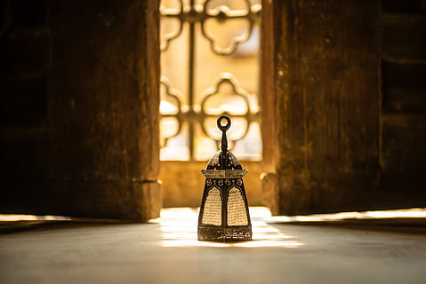 Ramadan, Ägypten, Laterne, drinnen, keine Leute, Tabelle, Stillleben, Metall, Lichtanlage, Holz - Material, Fokus auf den Vordergrund, die Architektur, Gebäude, Tag, einzelnes Objekt, Wandbau - Funktion, Sonnenlicht, Nahansicht, alt, gebaute Struktur, hängend, selektiver Fokus, elektrische Lampe, aufwendig, 5K, CC0, gemeinfrei, lizenzfrei