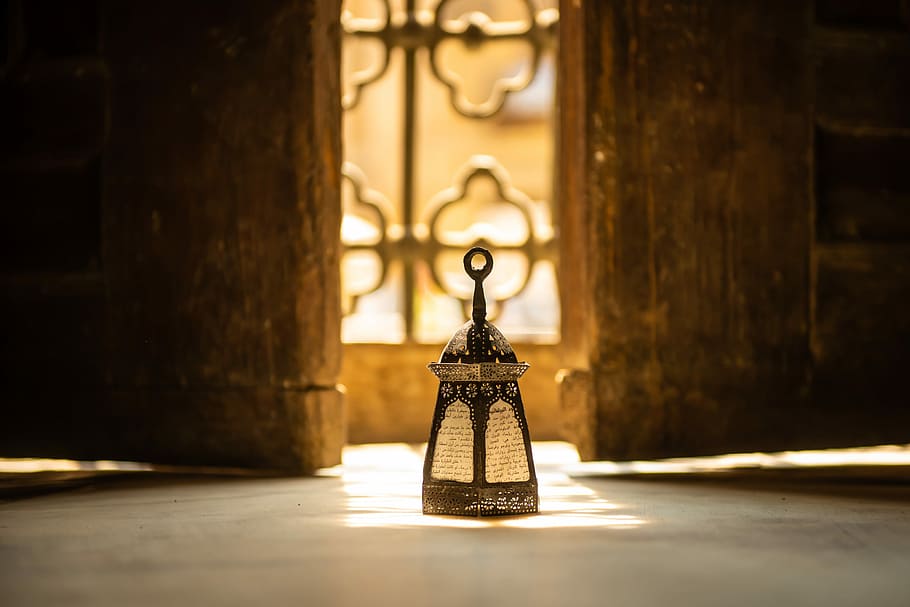 Ramadan, Egitto, lanterna, in casa, nessuno, tavolo, natura morta, metallo, attrezzatura per l'illuminazione, legno - materiale, concentrarsi sulle conoscenze acquisite, architettura, costruzione, giorno, singolo oggetto, caratteristica della parete, luce del sole, avvicinamento, vecchio, struttura costruita, sospeso, messa a fuoco selettiva, lampada elettrica, ornato, 5K