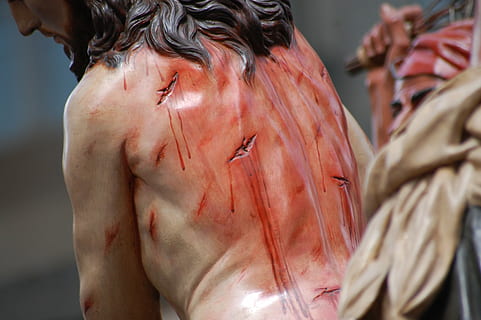 fotografie aproape, jesus christ figurină, Iisus, sânge, procesiuni, Paști, procesiune, arestare, penitenţă, sculptură, judas, bărbați, oameni, a închide, adult, în interior, emoţie, partea corpului uman, bustul gol, zi, umed, tristeţe, performanţă, roșu, arta culturii și divertismentului, selectiv, frumuseţe, păr de om, 2K, CC0, domeniu public, fără drepturi de autor