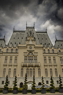 drammatico, storico, costruzione, castello, epico, nuvola - cielo, cielo, esterno dell'edificio, architettura, struttura costruita, Inquadratura dal basso, facciata, natura, il passato, destinazioni di viaggio, storia, giorno, nessuno, viaggio, turismo, religione, credenza, città, all'aperto, ornato, stile gotico, 4K, CC0, dominio pubblico, privo di copyright